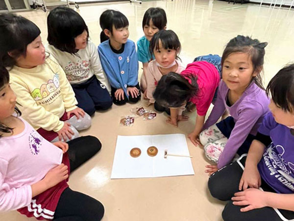 かた焼を割る女の子たち