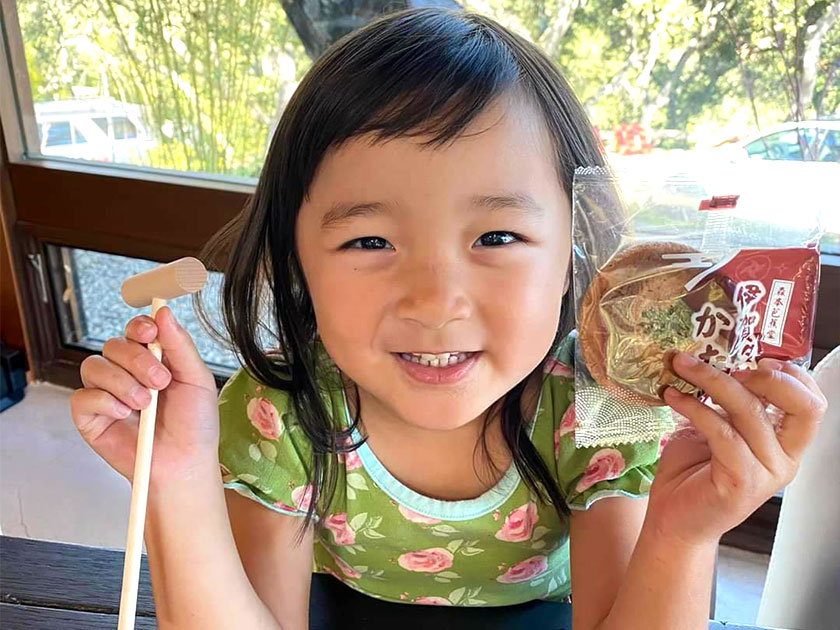 かた焼を持った女の子